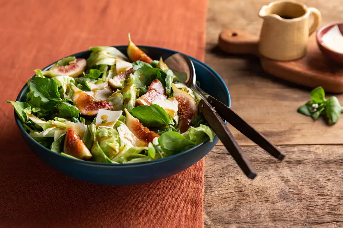 Salada de folhas verdes com figo e balsâmico