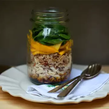 Salada de frango, arroz sete cereais e manga no pote