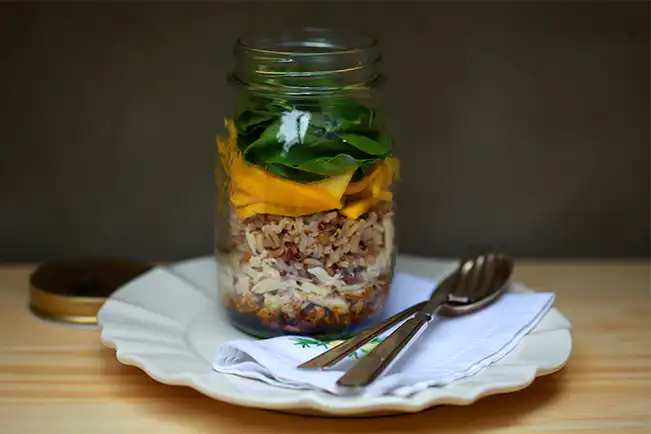 Salada de frango, arroz sete cereais e manga no pote