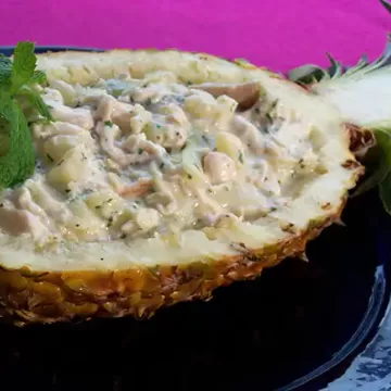 Salada de frango com iogurte no abacaxi