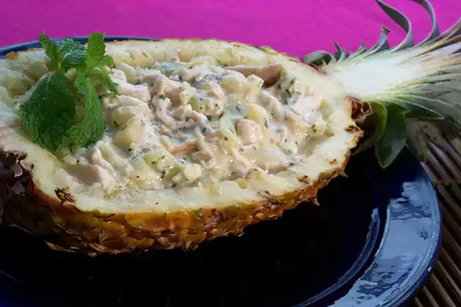 Receita de Salada de frango com iogurte no abacaxi