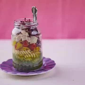 Salada de frango e macarrão ao pesto