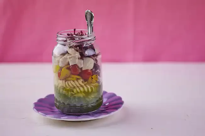 Receita de Salada de frango e macarrão ao pesto
