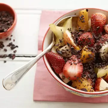 Salada de frutas com nibs de cacau