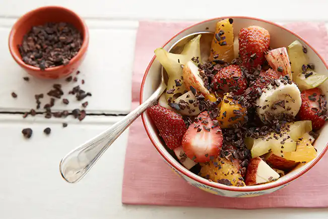 Salada de frutas com nibs de cacau