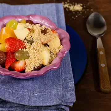 Salada de frutas com paçoca de colher