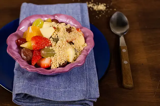 Receita de Salada de frutas com paçoca de colher