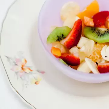 Salada de frutas primaveril com cachaça