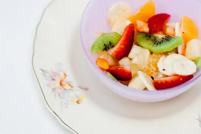 Salada de frutas primaveril com cachaça