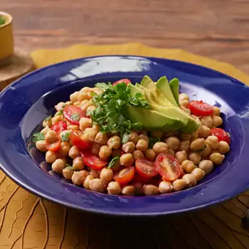 Salada de grão-de-bico com avocado e tomate