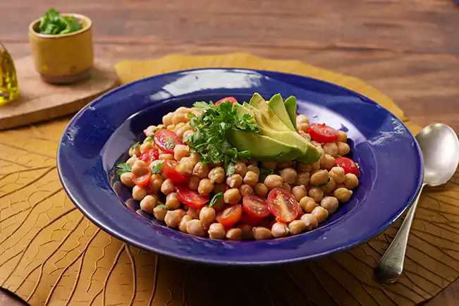 Salada de grão-de-bico com avocado e tomate