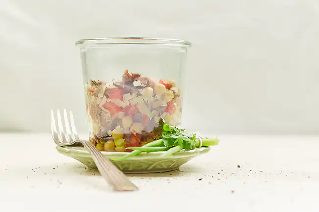 Salada de grão-de-bico com carne e vinagrete