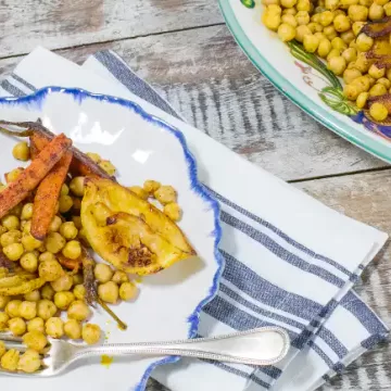 Salada de grão-de-bico com cebola e cenoura assadas