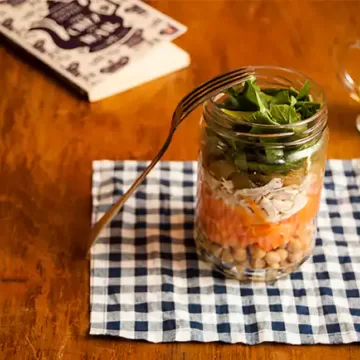 Salada de grão-de-bico com frango no pote