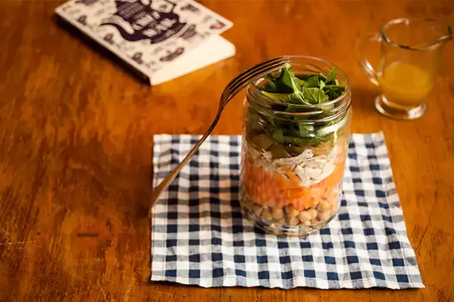 Receita de Salada de grão-de-bico com frango no pote