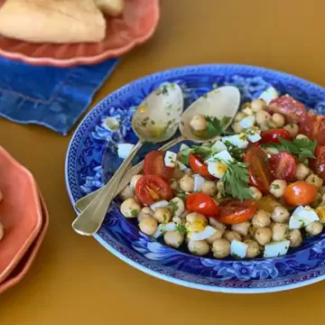 Salada de grão-de-bico com tomates grelhados e molho de azeite com ovos