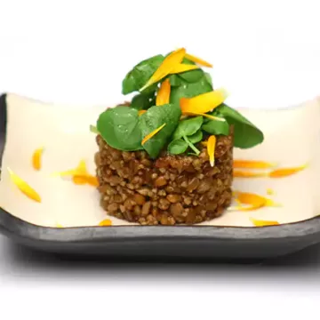 Salada de grãos com miniagrião