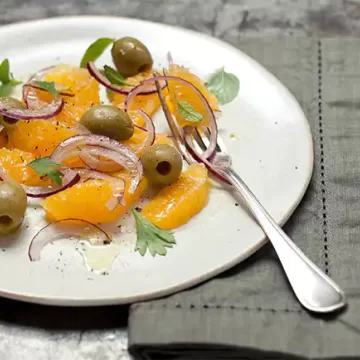Salada de laranja com azeitonas verdes, cebola roxa e ervas