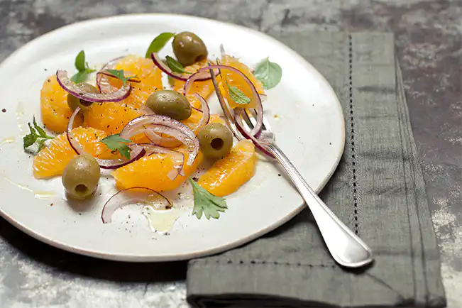 Salada de laranja com azeitonas verdes, cebola roxa e ervas