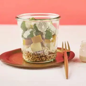 Salada de legumes assados com arroz sete cereais no pote