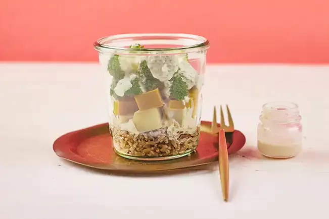 Receita de Salada de legumes assados com arroz sete cereais no pote