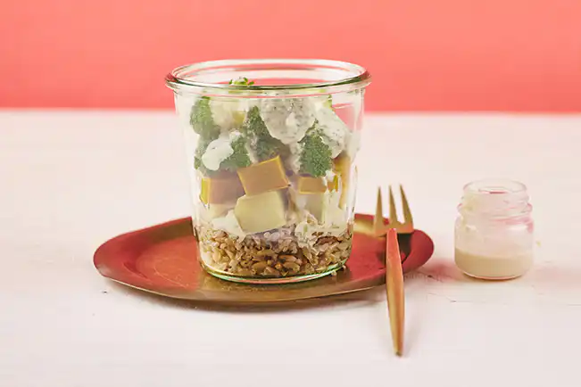 Salada de legumes assados com arroz sete cereais no pote