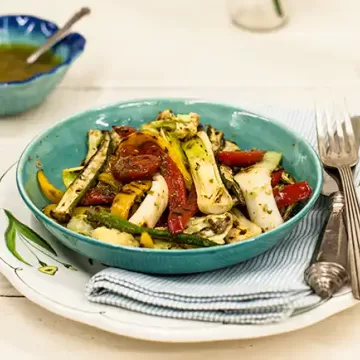Salada de legumes grelhados com molho de alcaparras