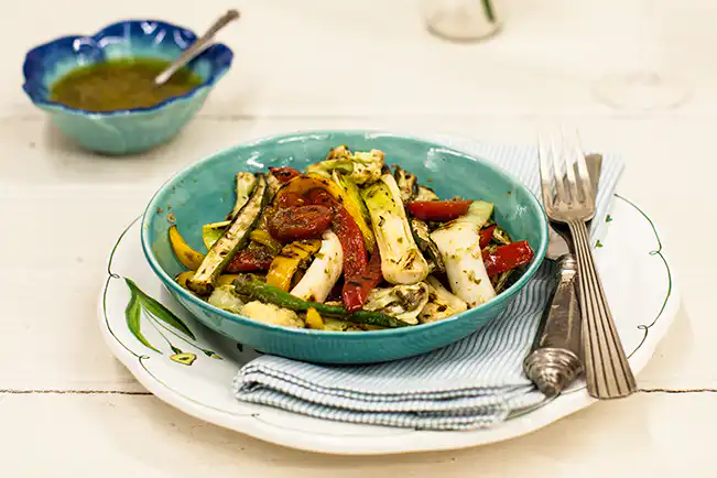 Salada de legumes grelhados com molho de alcaparras