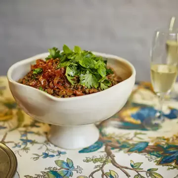 Salada de lentilha com cebola caramelizada