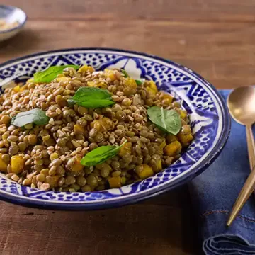 Salada de lentilha com manga, espinafre e curry