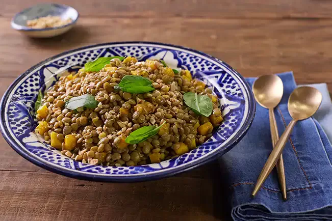 Receita de Salada de lentilha com manga, espinafre e curry