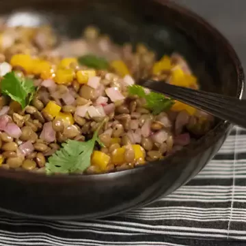 Salada de lentilha com pimentão e coentro