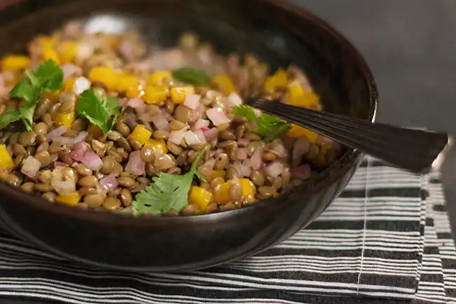 Salada de lentilha com pimentão e coentro