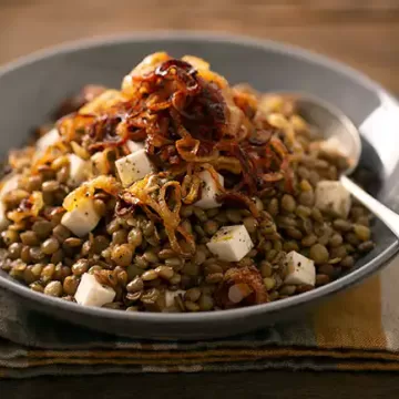 Salada de lentilha com queijo feta e cebola frita