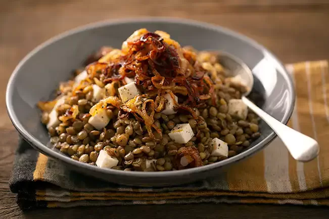 Receita de Salada de lentilha com queijo feta e cebola frita