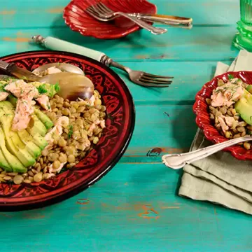 Salada de lentilha com salmão e avocado