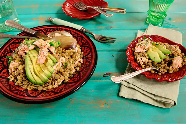 Salada de lentilha com salmão e avocado