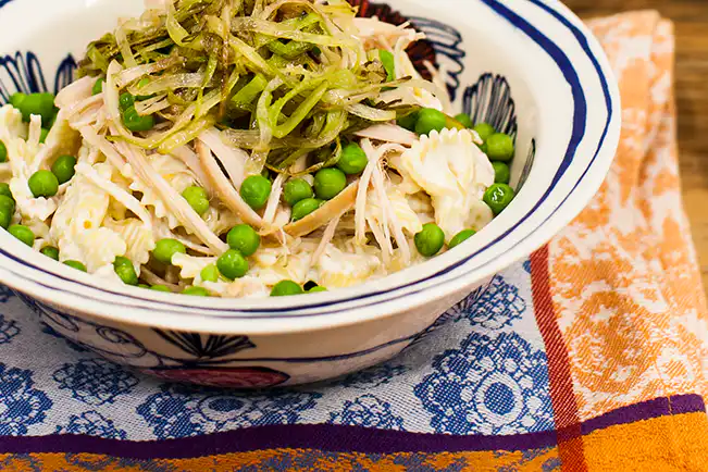 Salada de macarrão à parisiense com frango (reaproveitamento)