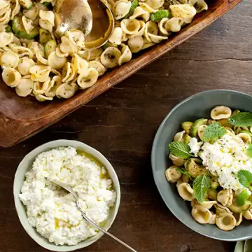 Salada de macarrão com abobrinha grelhada e molho de hortelã