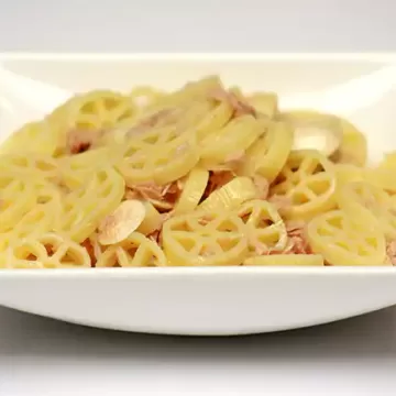 Salada de macarrão com atum