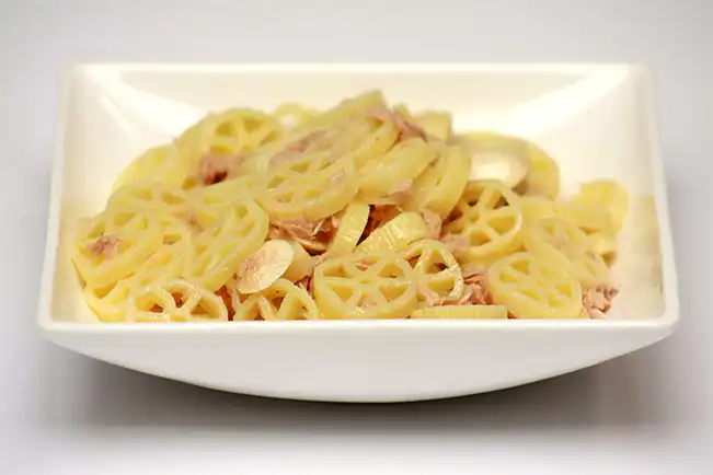 Salada de macarrão com atum