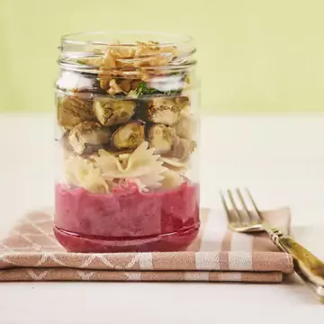 Salada de macarrão com berinjela e purê de beterraba