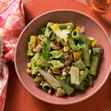 Salada de macarrão com cogumelo, pimentão e pesto de espinafre