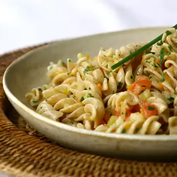 Salada de macarrão com legumes, tomate e molho de mostarda