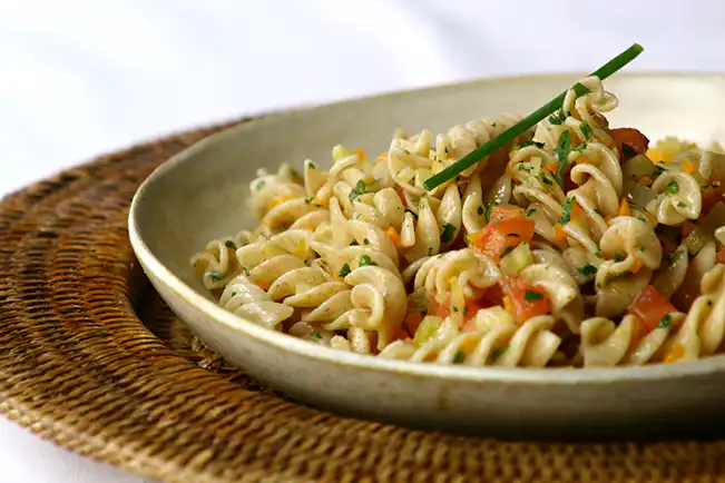 Salada de macarrão com legumes, tomate e molho de mostarda
