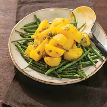 Salada de mandioquinha com vagem e molho de alcaparras