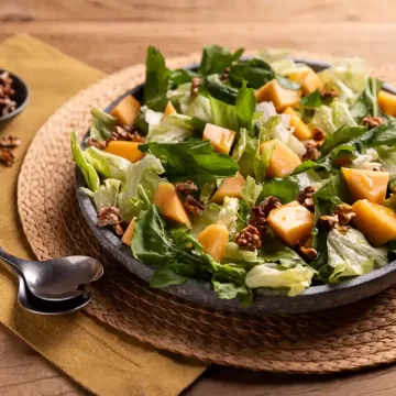 Salada de melão com folhas verdes