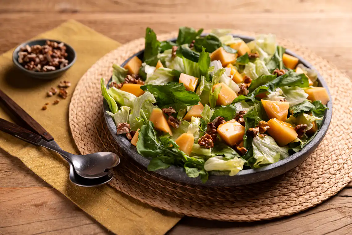 Salada de melão com folhas verdes