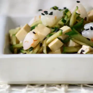 Salada de pepino, camarão e tofu