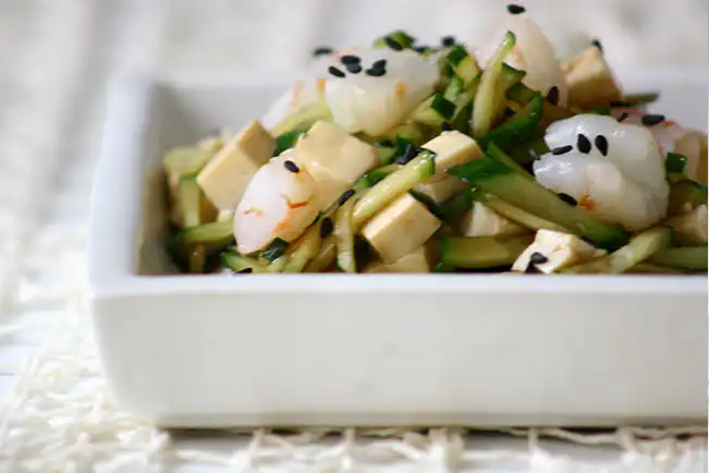 Salada de pepino, camarão e tofu